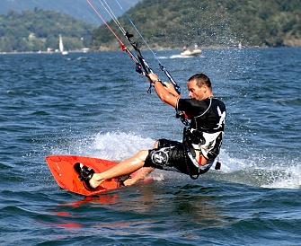 Jörg ripping up the deep blue water with his kite on Lake Como